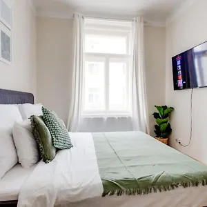 apartment-on-smeckach.praguehotelsweb.com/